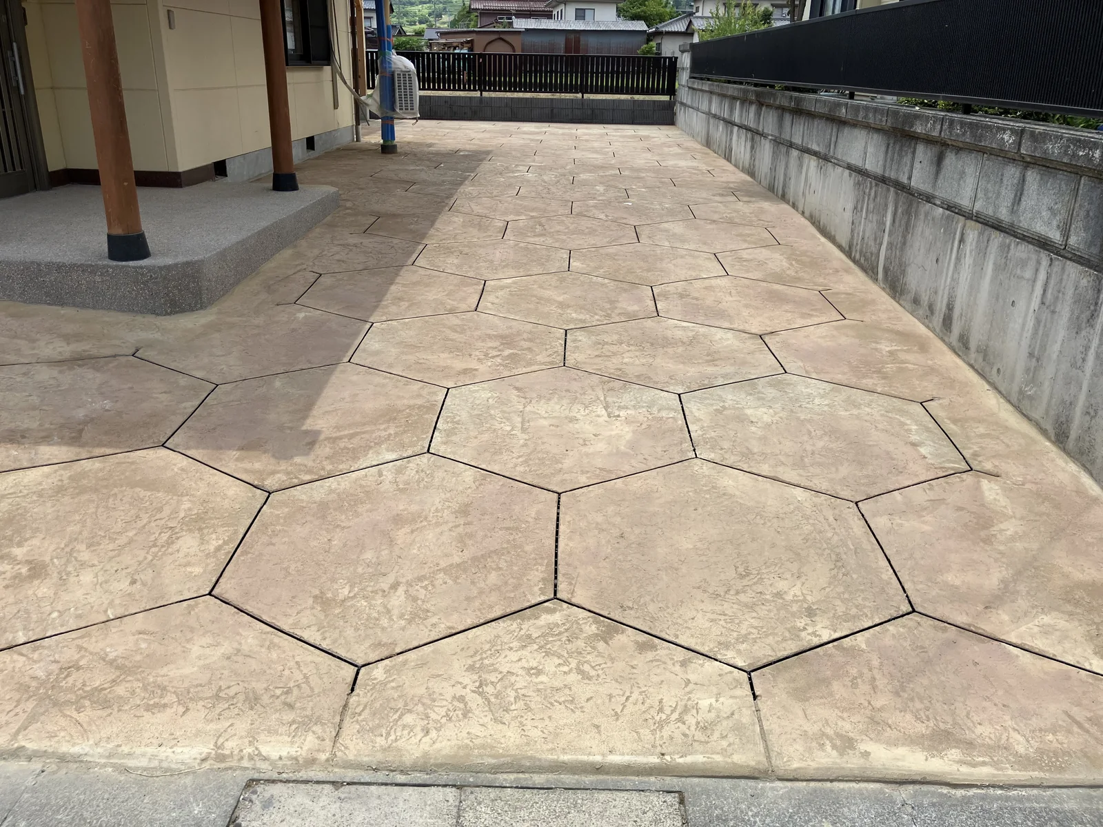 六角形デザインのドットコンプラス施工事例